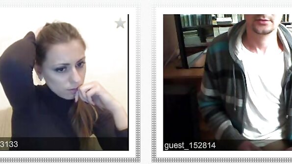 En blondine ligger på sin side i sofaen og føler en masse kærlighed