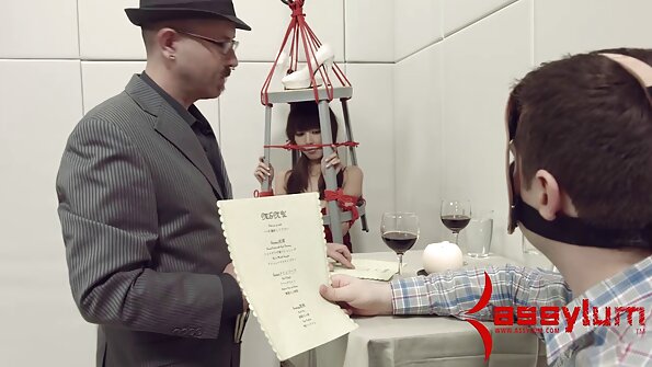 En barmfagre milf, der elsker anal, bliver ramt på sengen