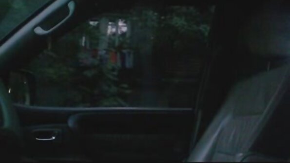 En blondine, der har en pæn røv, får en pik i munden