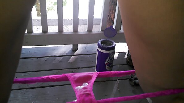 Blondine med en fast røv bliver penetreret, mens hun er på sengen