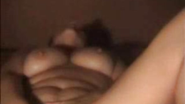 En krøllet sort kylling lander sin fisse på en pik