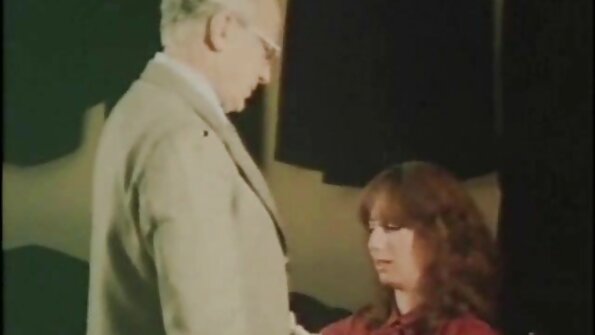 Pragtfuld blondine med varme former viser, hvordan man giver blowjob og knepper