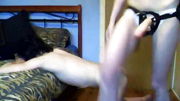 En blondine, der elsker pik, holder en stor fast med hænderne