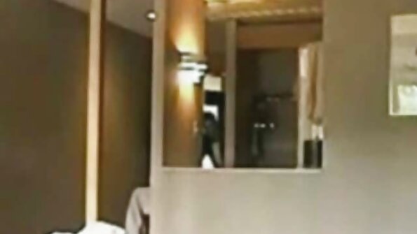 Yndig blondie med en super stram numse har brug for grov analsex