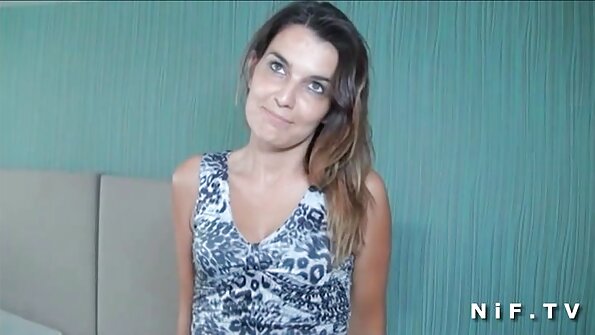 Stor dreng borer vagina af et ømt væsen som en sexmaskine