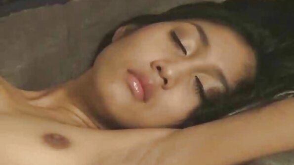 En brunette får sine brystvorter kys, og hun bliver også kneppet