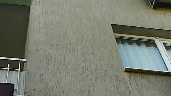 En varm brunette, der nyder en stor pik, udfører et blowjob