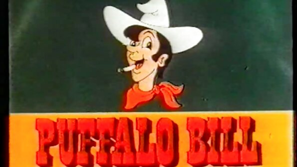 Blondie med smukt smil giver et ømt blowjob og bliver kneppet