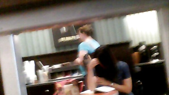 Sød ibenholt prinsesse er ivrig efter at teste en smuk hvid fyr