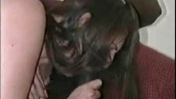 En blondine, der har en dejlig tøs, er kneppet dybt i sin fisse