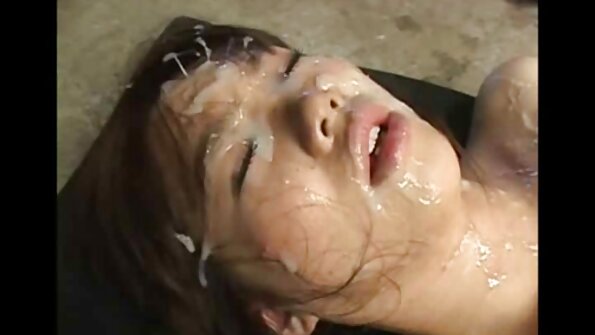 Små bryster chick med en sexet stor røv sidder på en fed pik