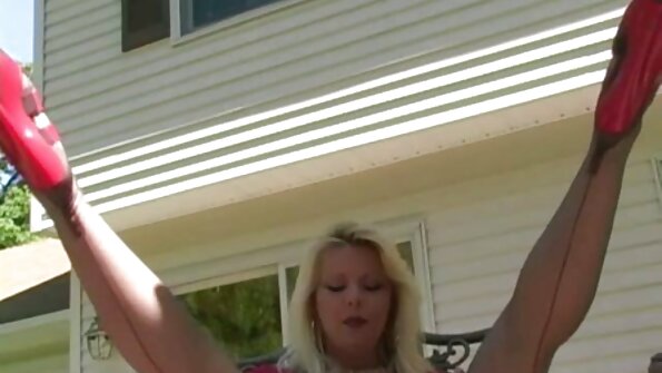 Nøgen pik er ikke til bundet pornostjerne, og hun får bare smæk