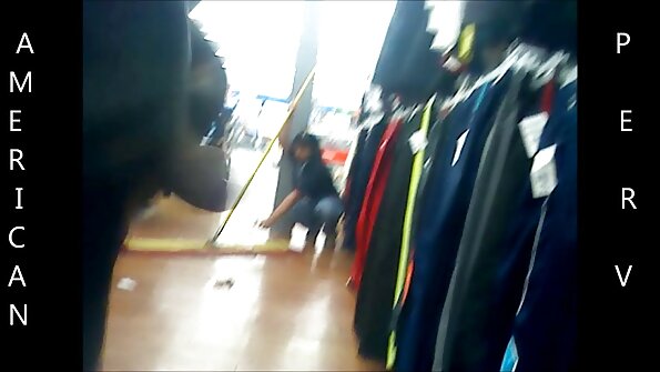 Under massage bliver smukke babe pænt kneppet i det stramme røvhul