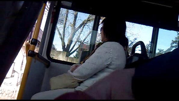 En sexet pige er ved at blive dækket af olie, så hun kunne have analsex