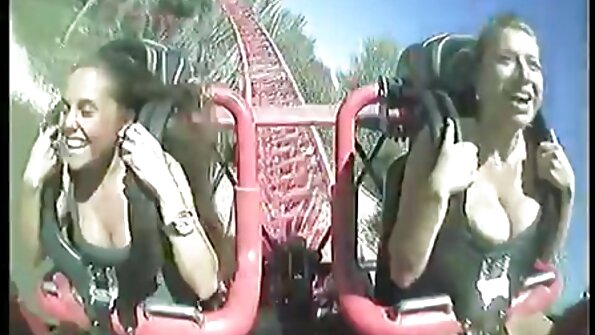 Asiatisk tøs i lyserøde fiskenet kan lide, når fyr knepper røv udover kusse