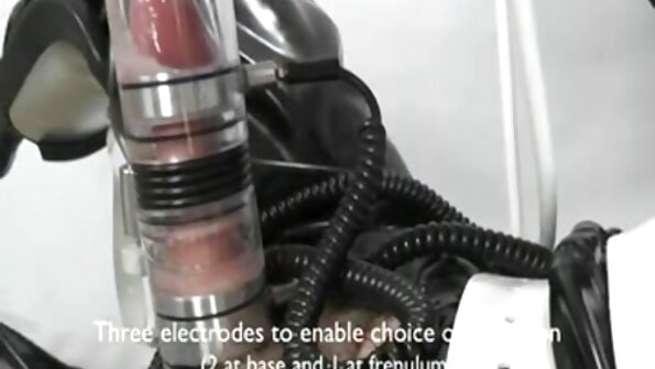 En blondine med tatoveringer på kroppen er penetreret på skrivebordet