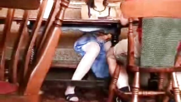 En ravnehåret pige modtager to haner på samme tid