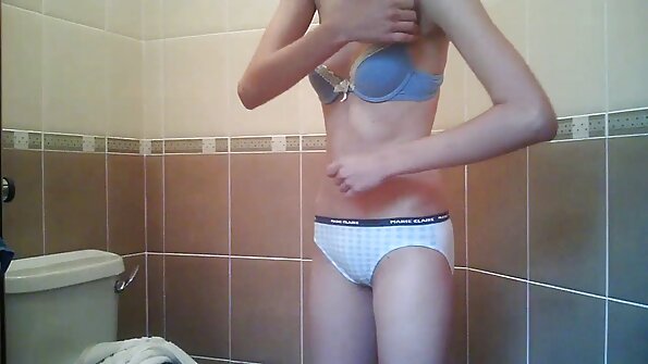 En buet minx, der har en følsom fisse, sidder på en pik analt