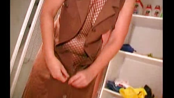 En brunette bliver kysset og også kneppet analt i sofaen hårdt