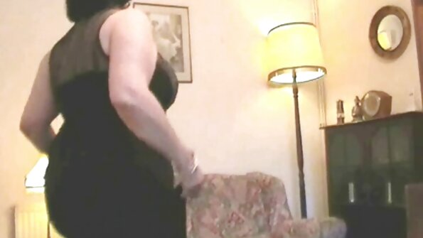 To piger, der elsker pik, bliver kneppet af en i en trekant