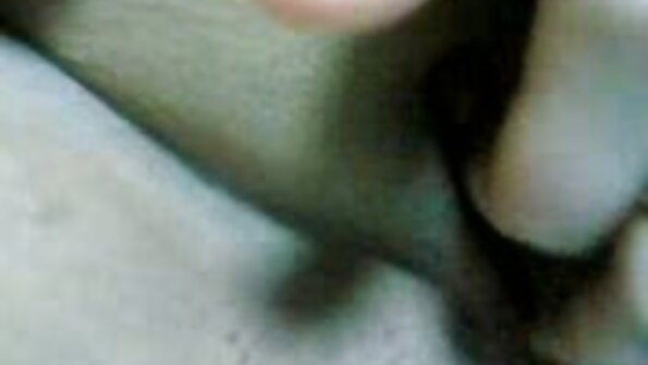 Fristende kylling er voksen nu, så stedfar lærer hende trekant