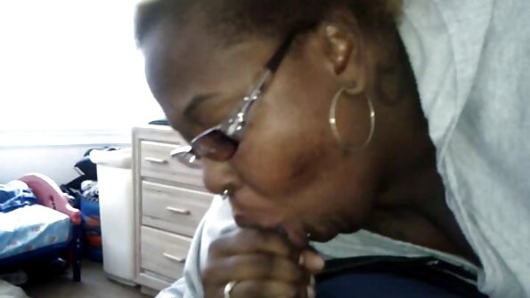 Hot kvinde elsker den samme mand og har intet imod trekant