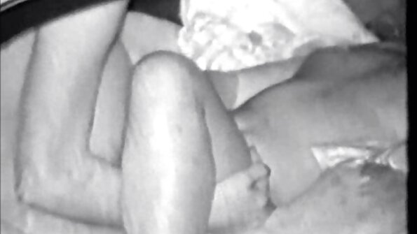 En blondine får en hård pik i røv og mund i klasseværelset