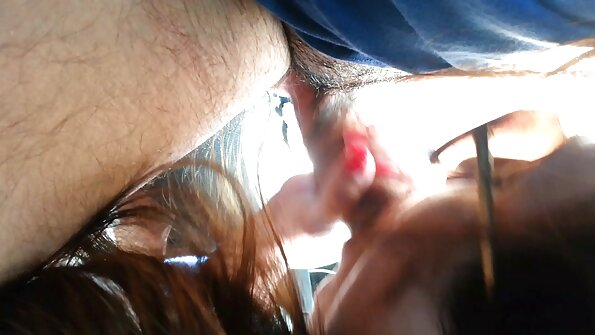 En ravnehåret pige ses ride på en stor oprejst stang i denne scene