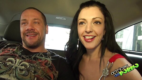 En tynd vix er på hendes ryg, og hun får sin kusse vædret