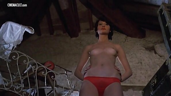 En fast blondine viser en masse kærlighed på skrivebordet i skolen