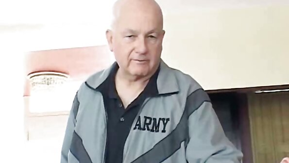 Layla London knepper over hele sengen med en kraftig mand