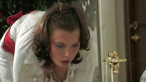 Pal knepper kæresten, mens de er alene hjemme