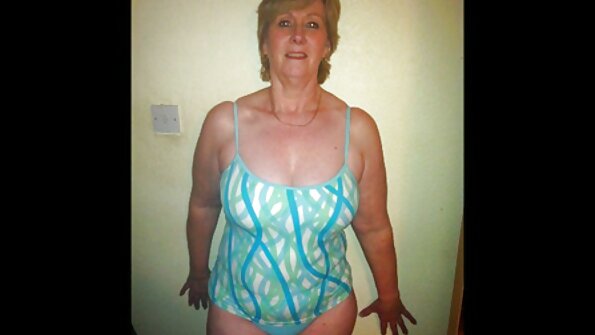 Anstændig fersken kommer til badeværelset og demonstrerer færdigheder på højt niveau