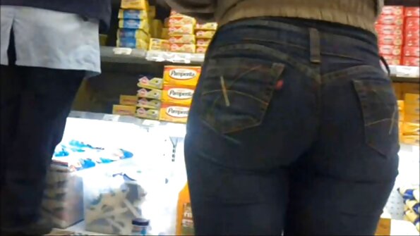 En varm blondine spreder sine ben og hun bliver kneppet i sin stramme fisse