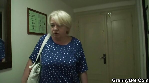 MILF Janna Hicks hjælper teenageren Danni Rivers med at starte en pornokarriere