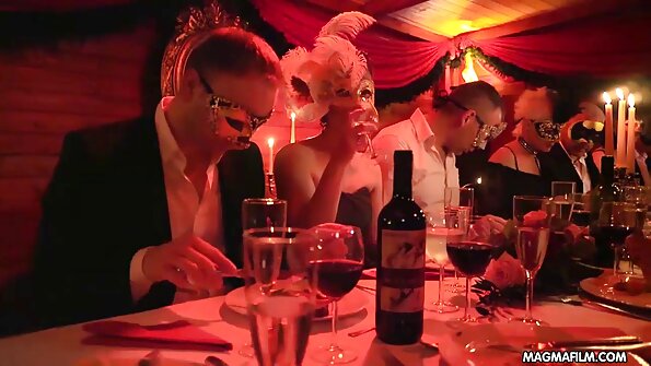 En blondine med naturlige bryster giver en sexet dans foran kameraet