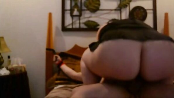 Slank MILF med store bryster bundet op og boret i røvhul