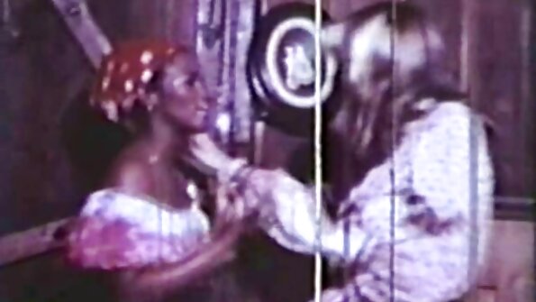 En milf med briller er ved at blive kneppet doggy style i stuen