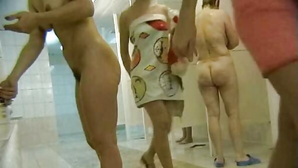 En hvid kvinde bliver kneppet af en sort fyr på sofaen