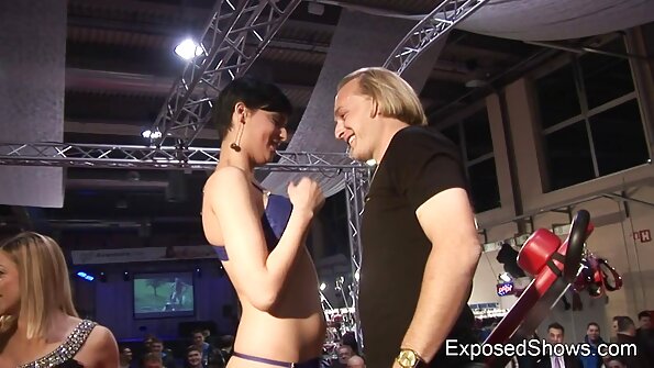 Fyr trænger flittigt ind i røvhullet på den nørdede spanske pige