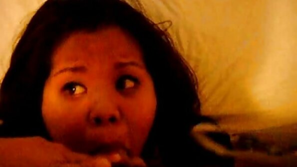 En krøllet babe får sin fisse banket på sofaen, også hendes røv