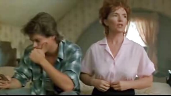 En freaky pige bliver kneppet, mens hun laver noget yoga på gulvet