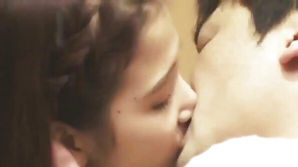 En brunette med en stram krop bliver kneppet i sin våde kusse