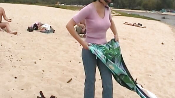 Den slanke krop af blonde kunder gør massøren hyper begejstret