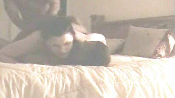 Sulten brunette babe med bløde bryster gør det nogenlunde med ven