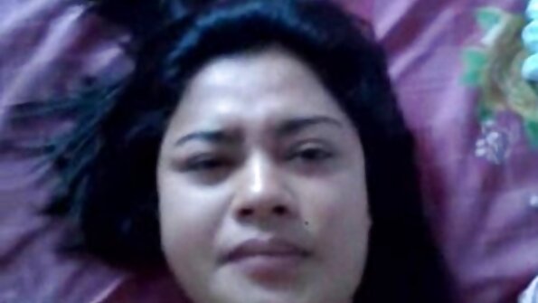 En varm chick får sin fisse banket på massagebriksen