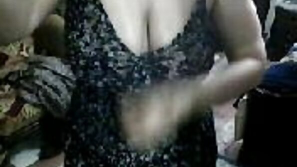 En brunette med et sexet smil fokuserer på en stor pik