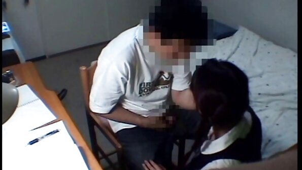 En pige med en fin røv giver et blowjob til sin partner på balkonen