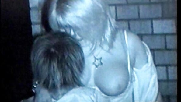 En bimbo med en stor røv og store bryster er kneppet på sengen