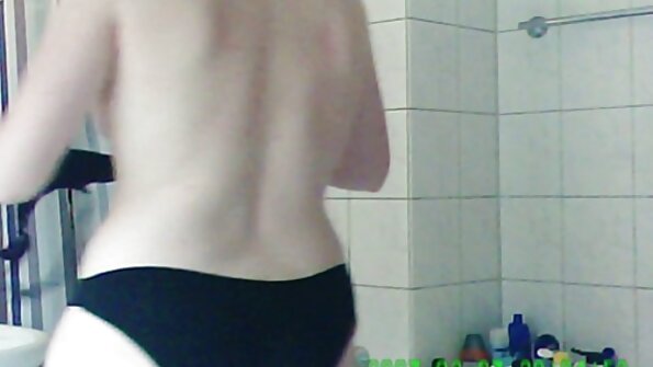 En kylling bliver kneppet i en klub ved siden af ​​sine venner